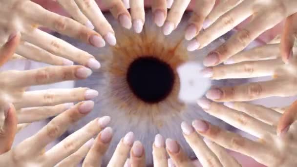 一只眼睛的近照 周围有许多手和手指在动 — 图库视频影像