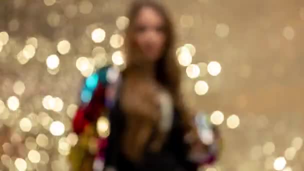 Een Stijlvolle Knappe Vrouw Zonder Focus Dansend Achter Een Glas — Stockvideo