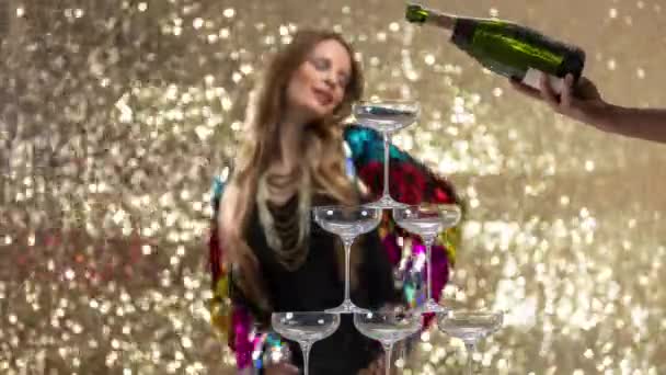 Женщина Танцует Пирамида Бокала Шампанского Рушится Случайно — стоковое видео