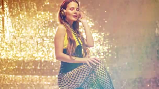 Stylish Pretty Woman Posing Dancing Headphones Gold Backdrop — Vídeo de stock