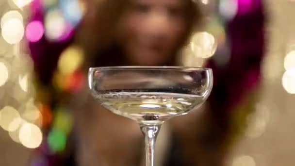 Şampanyanın Arkasında Dans Eden Şık Güzel Bir Kadın — Stok video