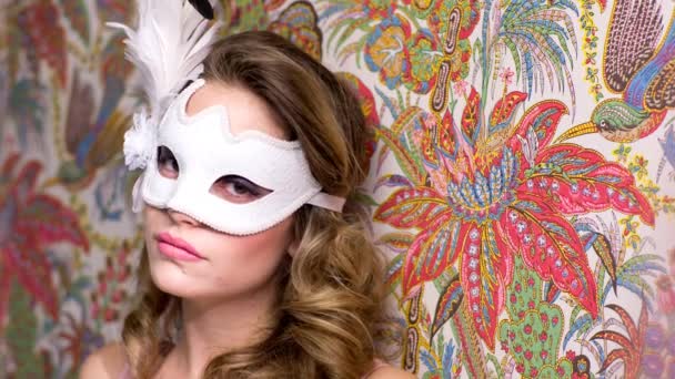 Una Hermosa Mujer Con Una Máscara Mascarada Bailando — Vídeos de Stock