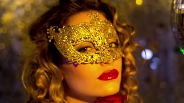 Una Hermosa Mujer Con Una Máscara Máscaras Oro Bailando Con — Vídeos de Stock