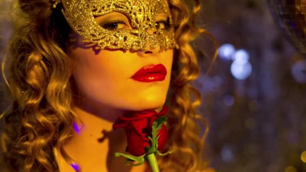 Красивая Женщина Золотой Маскарадной Маске Танцует Розой — стоковое видео