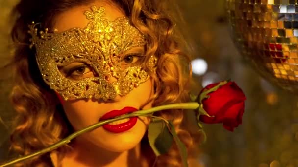 Красива Жінка Золотій Масці Танцює Трояндою — стокове відео