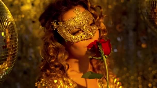 Una Hermosa Mujer Con Una Máscara Máscaras Oro Bailando Con — Vídeo de stock