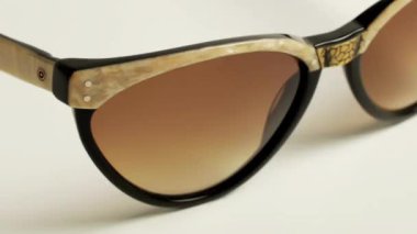 Değişik, şaşırtıcı, geçmişe dönük güneş gözlüğü koleksiyonunun hareketini durdur.