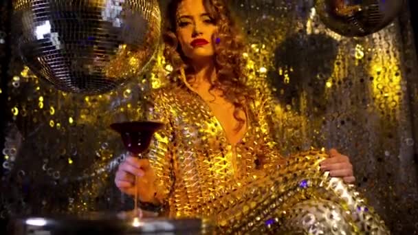 Krásná Žena Zlatém Kostýmu Diskotéce — Stock video