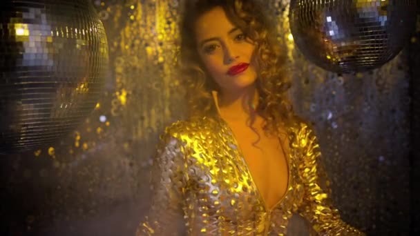 Disko Ortamında Altın Bir Kostüm Giyen Güzel Bir Kadın — Stok video