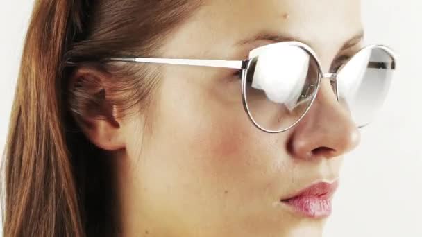 Een Vrouw Draagt Een Collectie Van Verschillende Verbazingwekkende Retro Zonnebrillen — Stockvideo