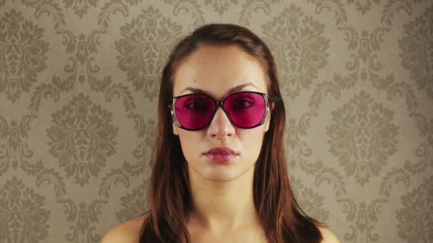 Değişik Bir Retro Güneş Gözlüğü Koleksiyonu Takan Bir Kadın — Stok video