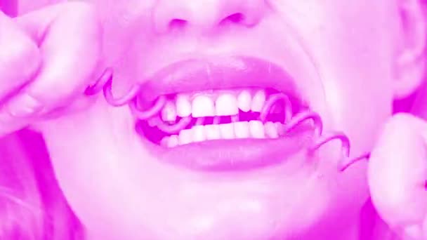 Kobiece Usta Gryzą Kabel Audio — Wideo stockowe