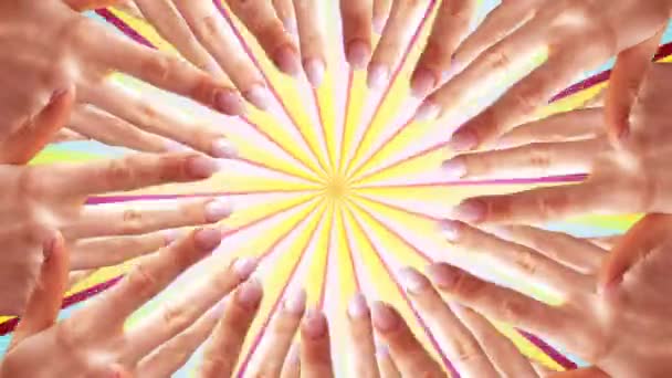 Вырезанные Женские Руки Сделанные Гипнотический Круговой Узор Вращающейся Спиралью Посередине — стоковое видео