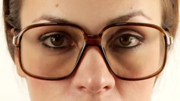 Değişik Bir Retro Gözlük Koleksiyonu Takan Bir Kadın — Stok video