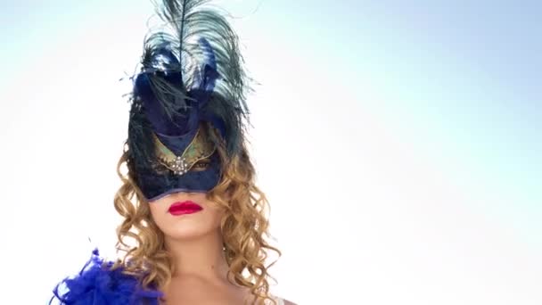 Una Hermosa Mujer Con Una Máscara Mascarada Bailando Afuera — Vídeos de Stock