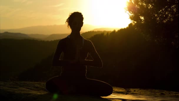 Female Practicing Yoga Beautiful Nature Setting Top Mountain Sunset — Stok video