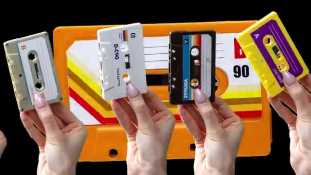 Veel Handen Houden Retro Cassette Tapes Met Een Abstracte Achtergrond — Stockvideo