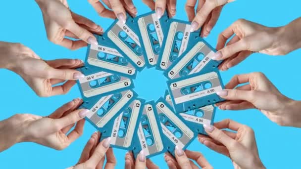 Muitas Mãos Segurando Fitas Cassete Retro Feitas Padrão Circular — Vídeo de Stock