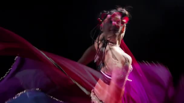 Beautiful Traditional Oriental Belly Dancer Studio Shoot — Wideo stockowe