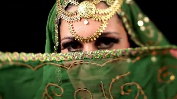 Μια Όμορφη Παραδοσιακή Ανατολίτικη Χορεύτρια Πέπλο — Αρχείο Βίντεο