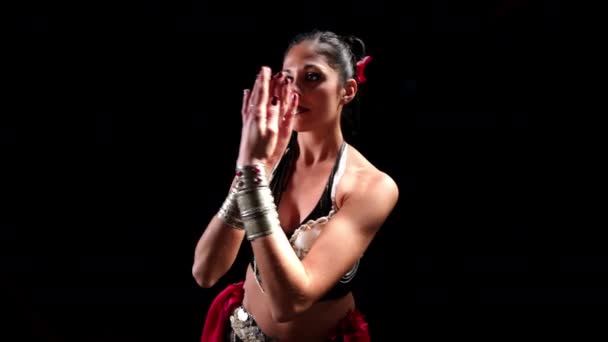 Μια Όμορφη Παραδοσιακή Ανατολίτικη Belly Dancer Στούντιο Πυροβολούν — Αρχείο Βίντεο
