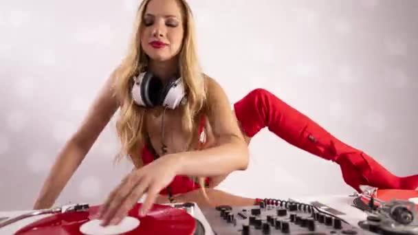 Beautiful Female Playing Turntables Overlayed Glitch Distortion — Stock video
