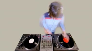 Pikaplı kadın bir DJ matlığı