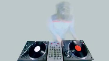 Pikaplı kadın bir DJ matlığı