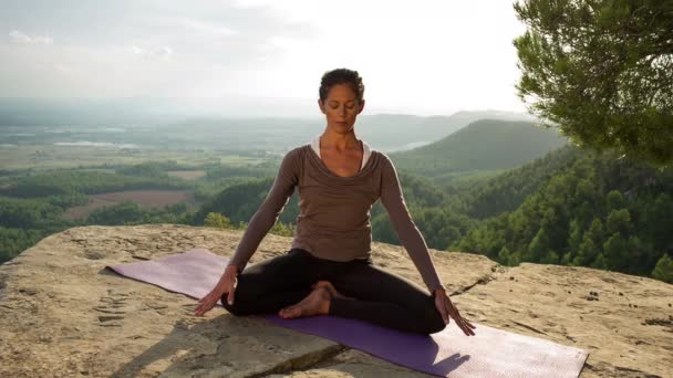 Female Practicing Yoga Beautiful Nature Setting Top Mountain — Αρχείο Βίντεο