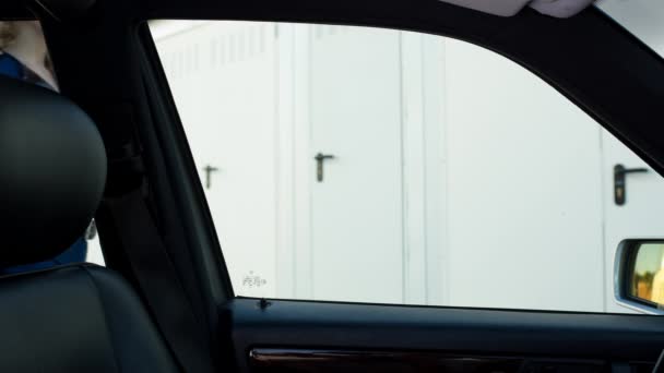 Beautiful Female Police Officer Knocks Car Window Points Gun — Stock videók