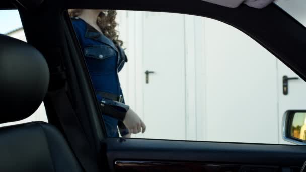 Красива Жінка Поліцейський Стукає Вікно Машини Позує — стокове відео