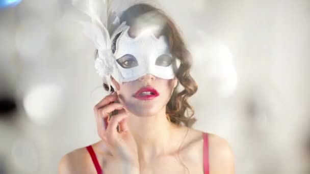 Una Hermosa Mujer Con Una Máscara Mascarada Bailando — Vídeo de stock