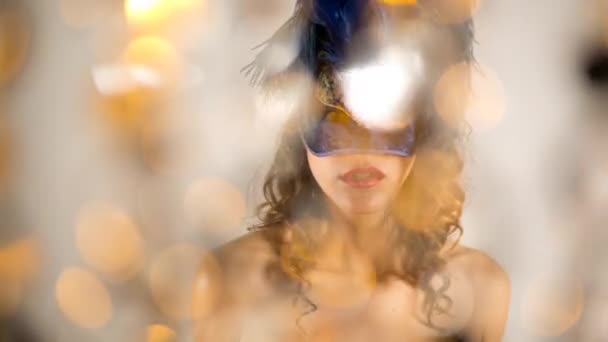 Güzel Bir Kadın Maske Takıyor Dans Ediyor — Stok video