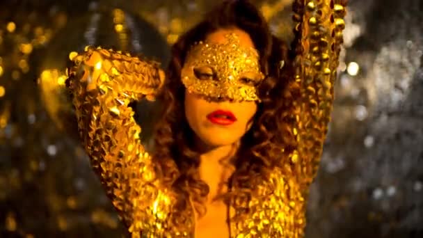Uma Mulher Bonita Vestindo Uma Máscara Ouro Mascarada Dança — Vídeo de Stock