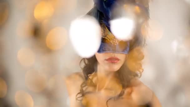 Güzel Bir Kadın Maske Takıyor Dans Ediyor — Stok video