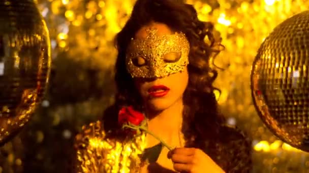 Una Hermosa Mujer Con Una Máscara Máscaras Oro Sosteniendo Una — Vídeos de Stock