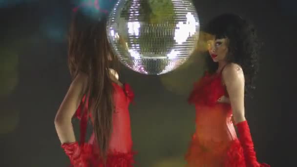 Dvě Krásné Burlesque Ženy Tančí Kolem Třpytivé Koule — Stock video