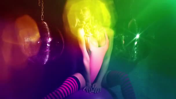 Femme Maillot Bain Rose Posant Disco Sur Une Boule Gonflable — Video