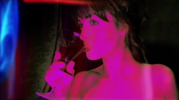 バーでお酒を飲むスタイリッシュな女性 ラウンジの設定 — ストック動画
