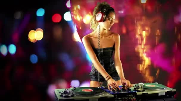 Beautiful Female Playing Turntables — Stockvideo