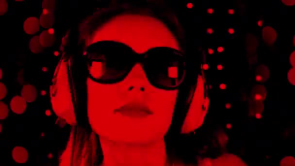 Mulher Bonita Com Fones Ouvido Vintage Óculos Sol — Vídeo de Stock