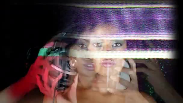 ヴィンテージのヘッドフォンを変更する美しい女性 — ストック動画