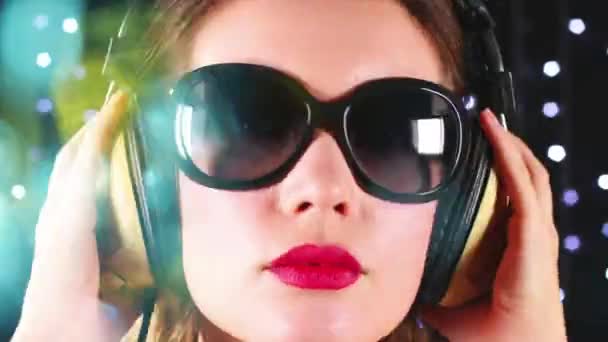Mulher Bonita Com Fones Ouvido Vintage Óculos Sol — Vídeo de Stock