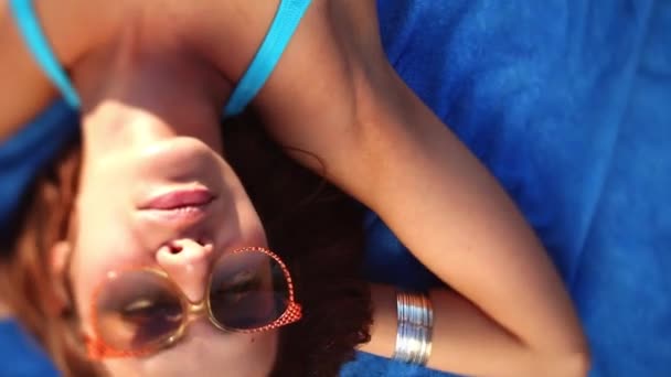 Video Panning Beautiful Woman Bikini Sunbathing Beach — Vídeos de Stock