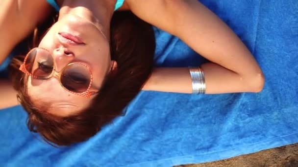 Video Panning Přes Krásnou Ženu Bikinách Opalování Pláži — Stock video