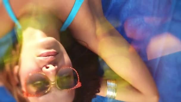 Video Panning Beautiful Woman Bikini Sunbathing Beach — Video Stock