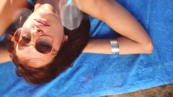 Video Panning Přes Krásnou Ženu Bikinách Opalování Pláži — Stock video