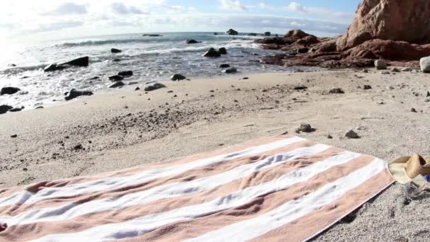 Μια Όμορφη Γυναίκα Μπικίνι Κάνει Ηλιοθεραπεία Στην Παραλία Του Μεξικού — Αρχείο Βίντεο