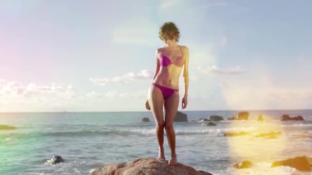 Vacker Kvinna Bikini Som Dansar Och Poserar Stranden — Stockvideo