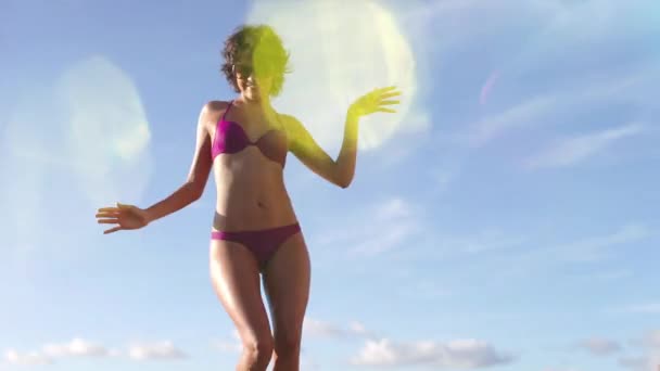 Μια Όμορφη Γυναίκα Μπικίνι Χορεύει Και Ποζάρει Στην Παραλία — Αρχείο Βίντεο